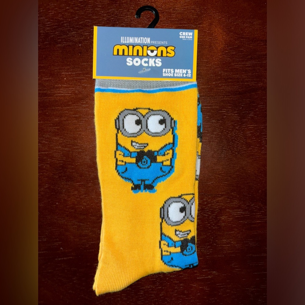 MINIONS NOVELTY CREW SOCKS NWT MEN’S SHOE SIZE 6-12